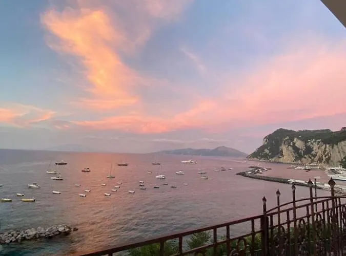 Casa Di Charme Panoramica A Sulla Spiaggia. Appartamento Capri