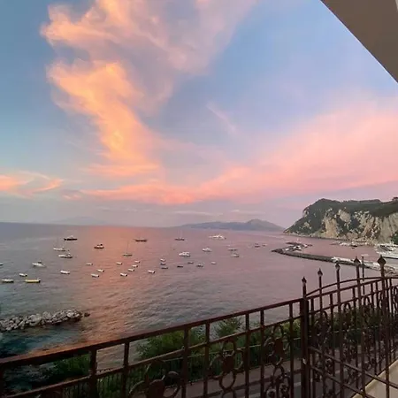 Casa Di Charme Panoramica A Sulla Spiaggia. Apartmán Capri